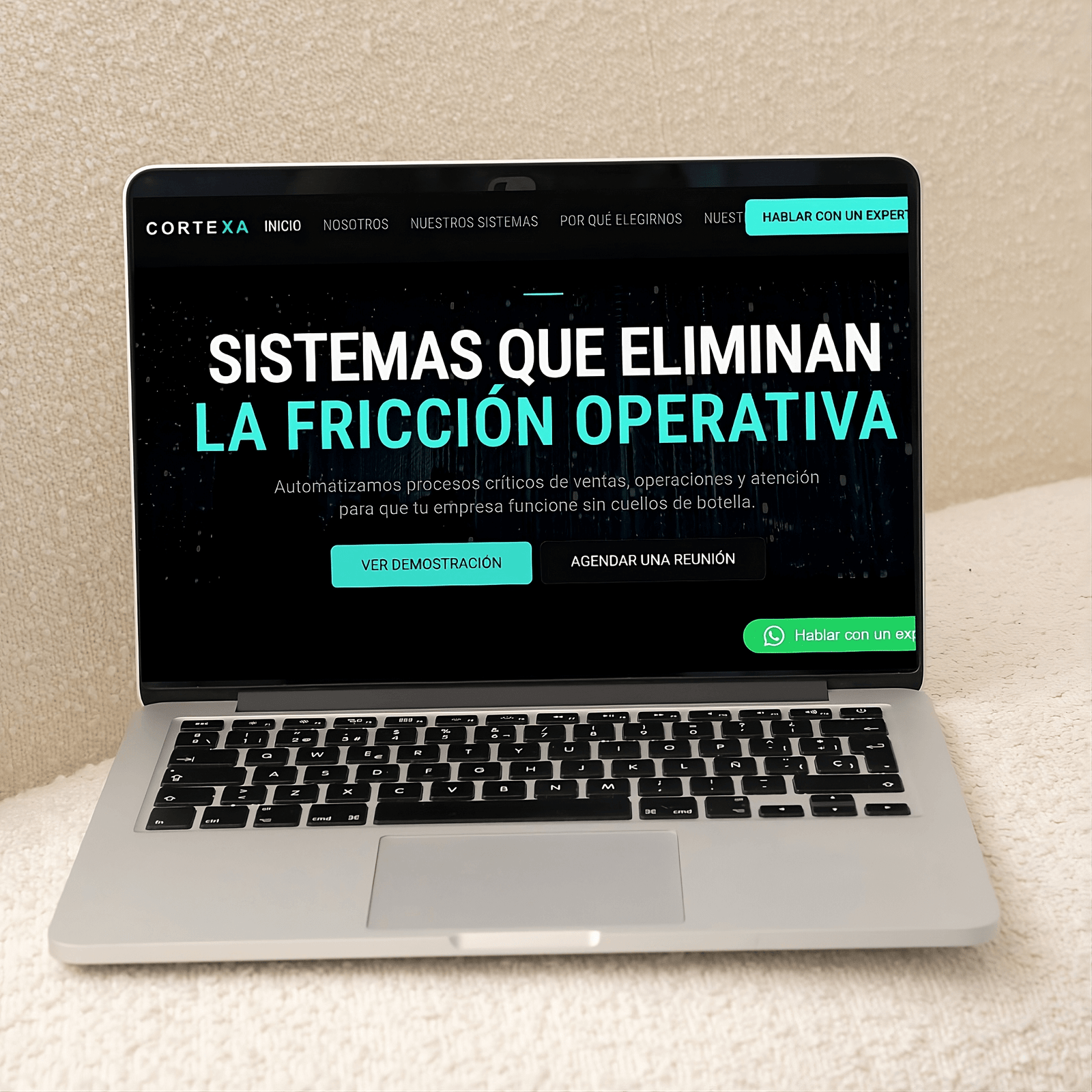 Laptop mostrando página web de un sitio de sistemas de automatización
